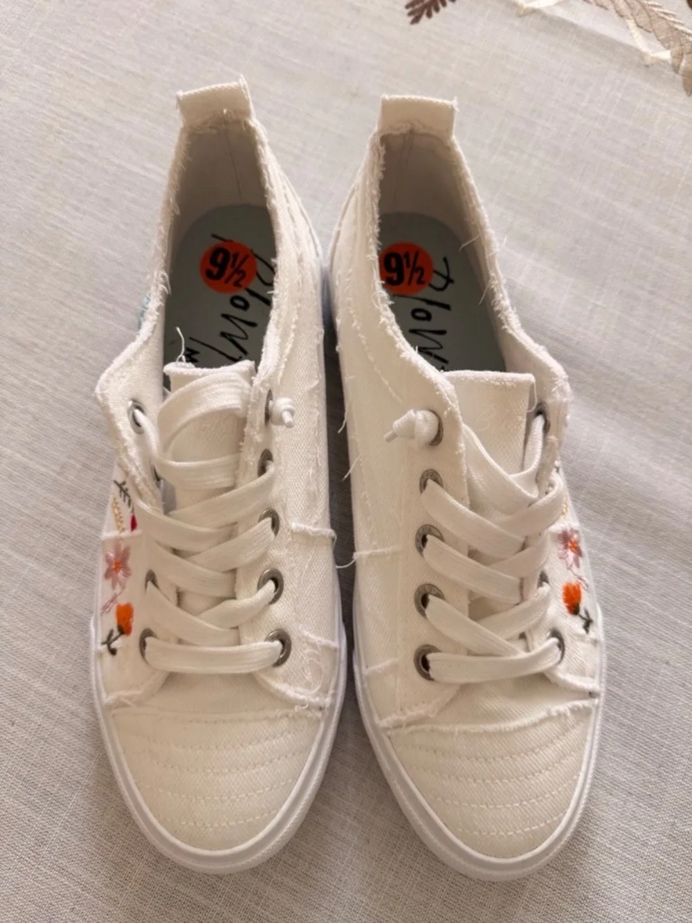Blowfish Malibu Vivid White Floral Embroidered Sneakers Size 9.5